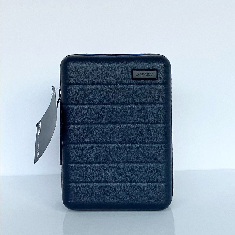 United Airlines Away Hrd She’ll Amenity Kit, Blue, New with Tag